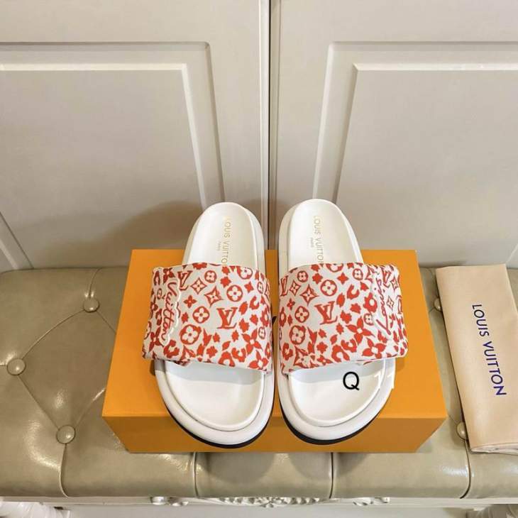 Picture of Louis Vuitton Slippers _SKULVsz35-400Y0306404